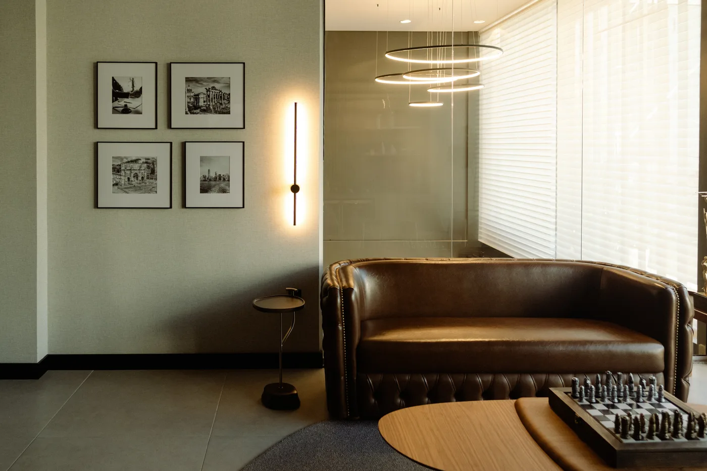 Sala de espera com sofá chesterfield e quadros