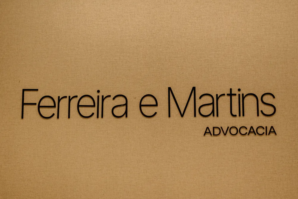 Placa da marca Ferreira e Martins Advocacia na sede de Chapecó