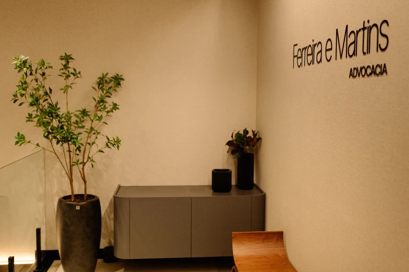 Recepção da sede, com a marca do escritório ao fundo